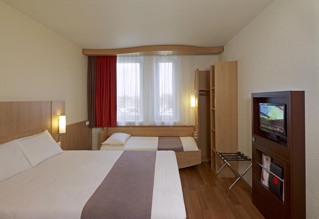 Standard Family Room One Double Bed One Single Bed,1771767196:JPEG